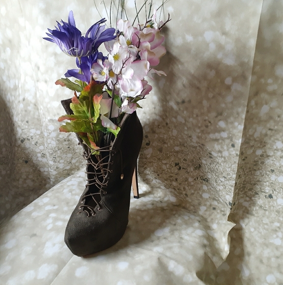 Winter Green Heels - Picture 1 of 3